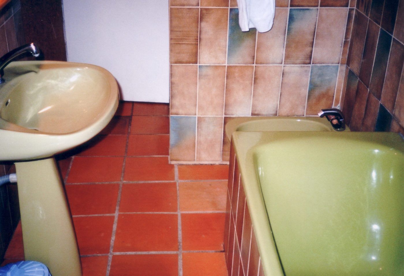Baño en el Realejo antes de la reforma, con bañera y azulejo antiguo