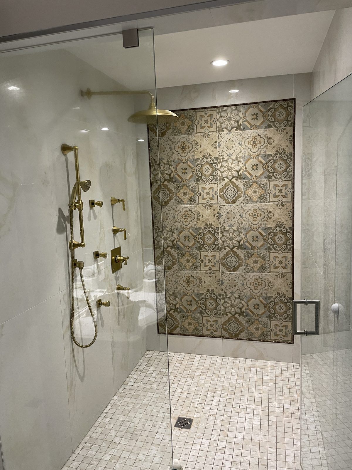 Reforma de baño en Granada terminada, con mampara de ducha y alicatado en tonos claros